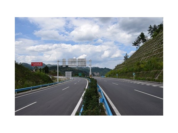 在無(wú)網(wǎng)絡(luò)區(qū)域?qū)崿F(xiàn)高速公路配電室監(jiān)控系統(tǒng)必選這款主機(jī)！